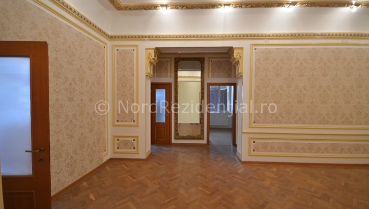 Apartament 6 camere de vanzare Romana