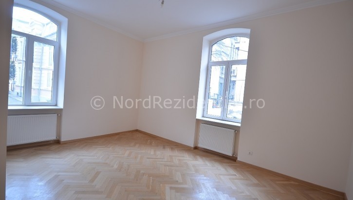 Apartament 6 camere de vanzare Romana