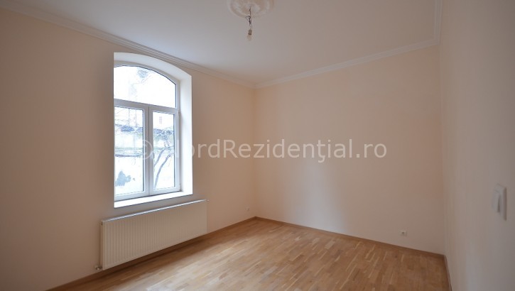 Apartament 6 camere de vanzare Romana