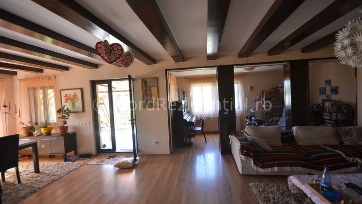 Vila de vanzare 6 camere + 1850 mp teren, Mogosoaia